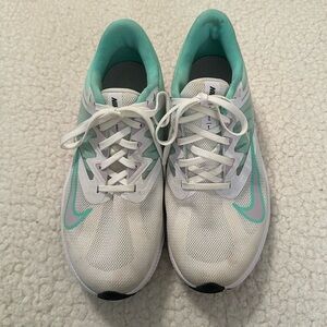 Nike quest running shoes mint green and White Womens 7.5 spring sneaker
